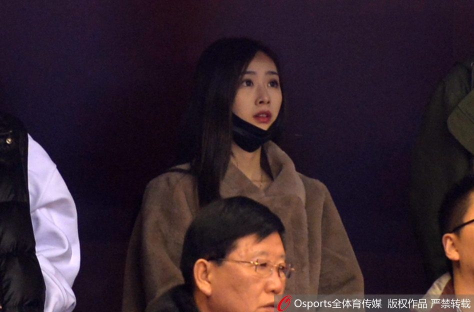 看台灯光下,睢冉妻子气质温婉,丁彦雨航女友则显得青春靓丽,两人相邻而坐,构成一幅美好的画面。