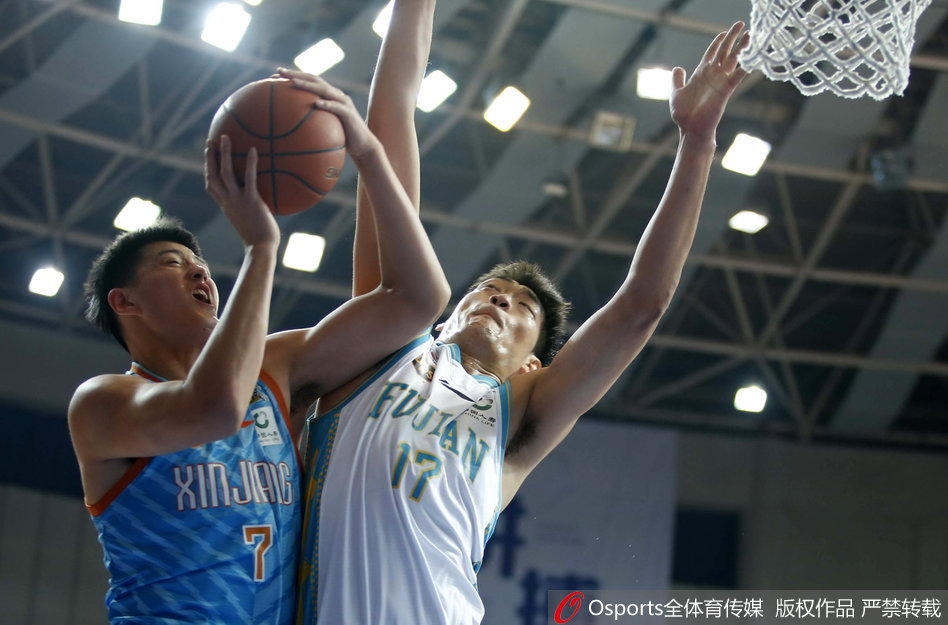 新疆飞虎核心亚当斯面对贴身紧防毫无惧色，急停后仰跳投美如画致敬诺天王