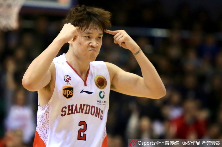 丁彦雨航在加时赛中如天神下凡，面对北京队三人包夹防守强行突破上篮，篮球在指尖划出美妙的弧线飞向篮筐。