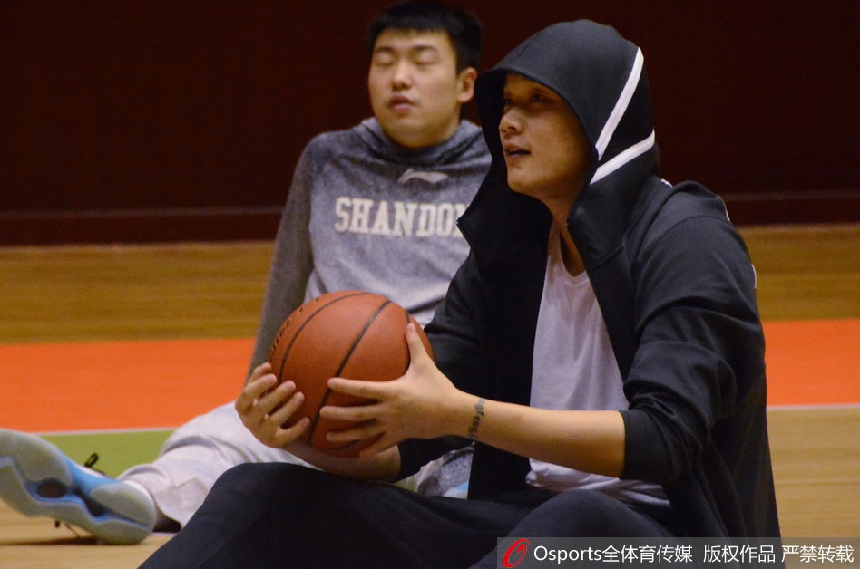 训练间隙,队长睢冉与吴轲眼神交汇,相视一笑,这是属于老将之间无需言语的默契与鼓励。