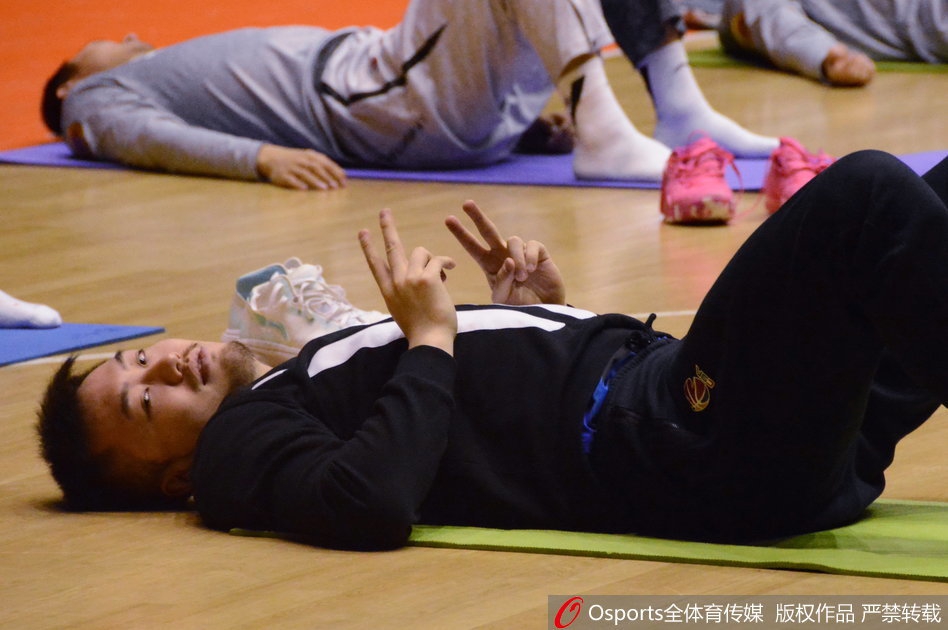 新援莱恩在训练中全神贯注,持球准备突破,尽管长途跋涉刚刚抵济,但他的眼神中充满了对比赛的渴望。