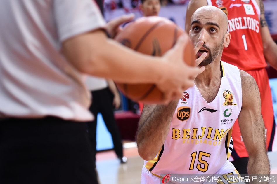 兰多夫内线强攻遭三人合围，肌肉碰撞火花四溅