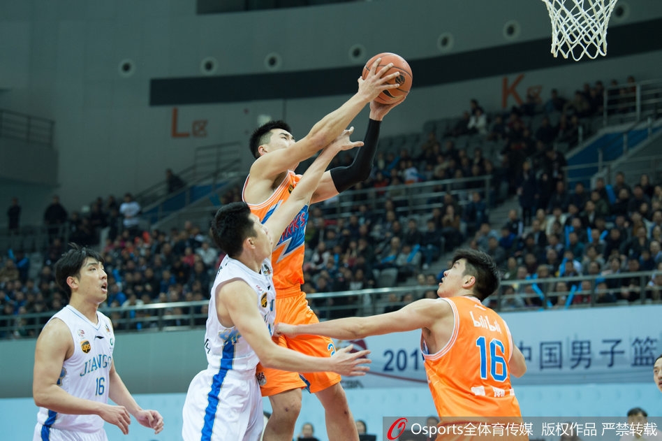 李原宇高高跃起单手劈扣，篮筐在颤抖，整个球馆的激情在这一刻被彻底引爆。
