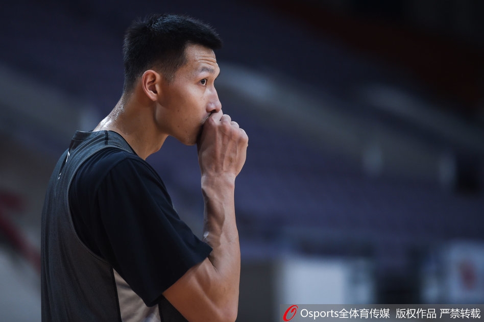 周鹏在训练中持球突破,虽然只是队内训练,但眼神中依然透露出强烈的求胜欲望。