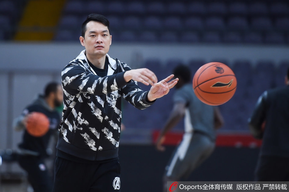 年轻球员胡明轩在三分线外出手投篮,作为本赛季的一年级新生,他在训练中格外努力。