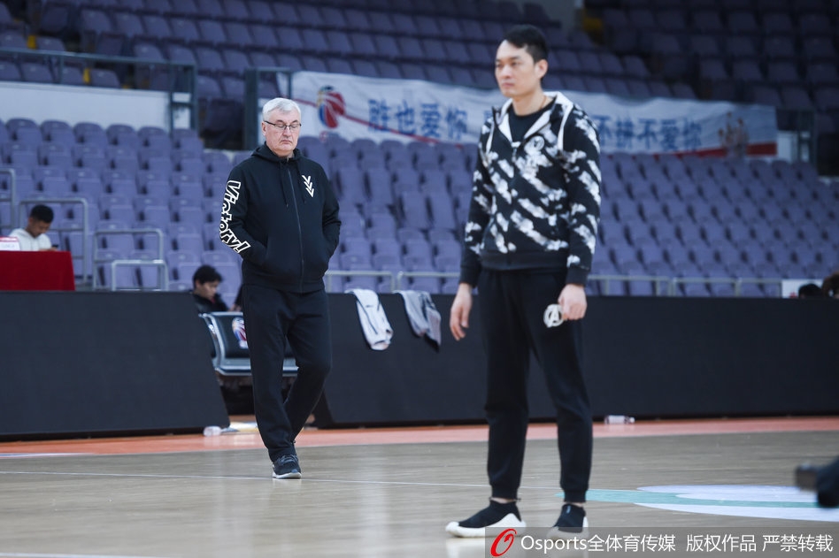主教练尤纳斯在场边双手叉腰神情严肃地督战,他对每一次战术跑位和投篮选择都要求严苛。