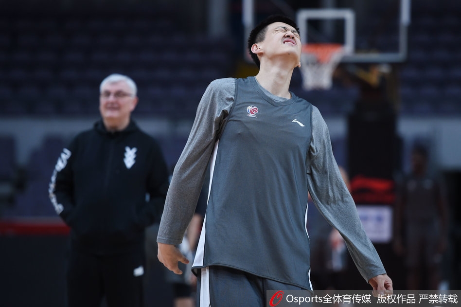 外援杰克逊在训练中突破上篮,他在本赛季的发挥将直接影响广东队能走多远。