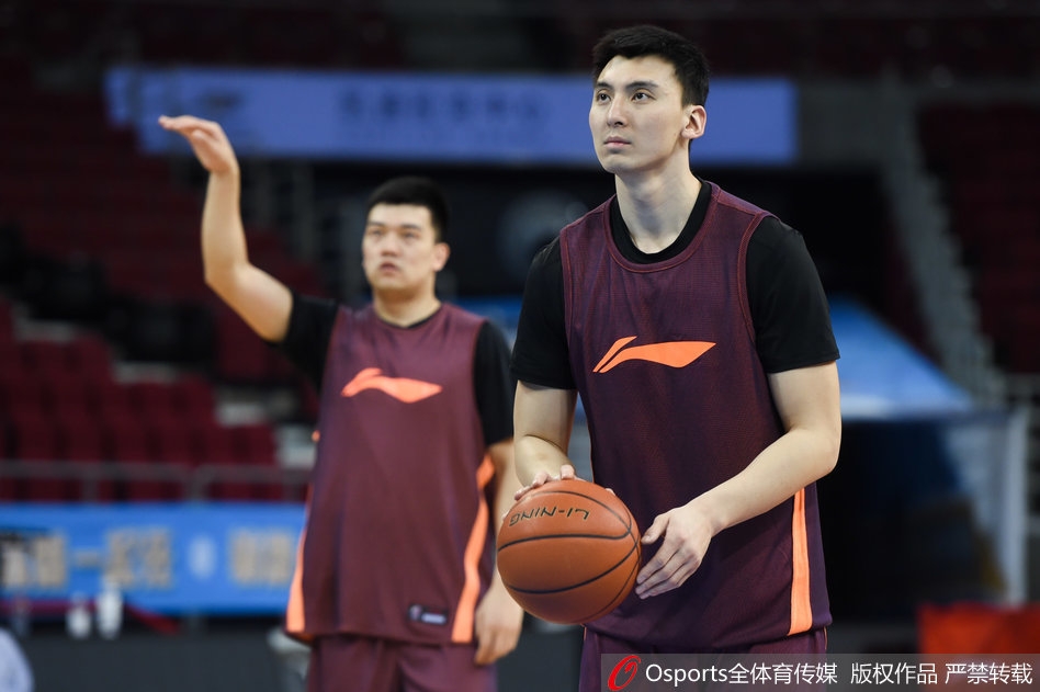 训练结束后的刘晓宇面带微笑，与队友轻松交流，这一刻的温暖氛围凝聚了全队对未来的共同信念