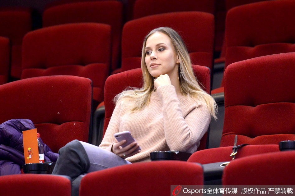 赛后,宝莲娜静静地站在场边一角,等待着与丈夫相聚的时刻,周围是逐渐散去的人群,而她的眼中只有正在与队友致意的莫泰尤纳斯。