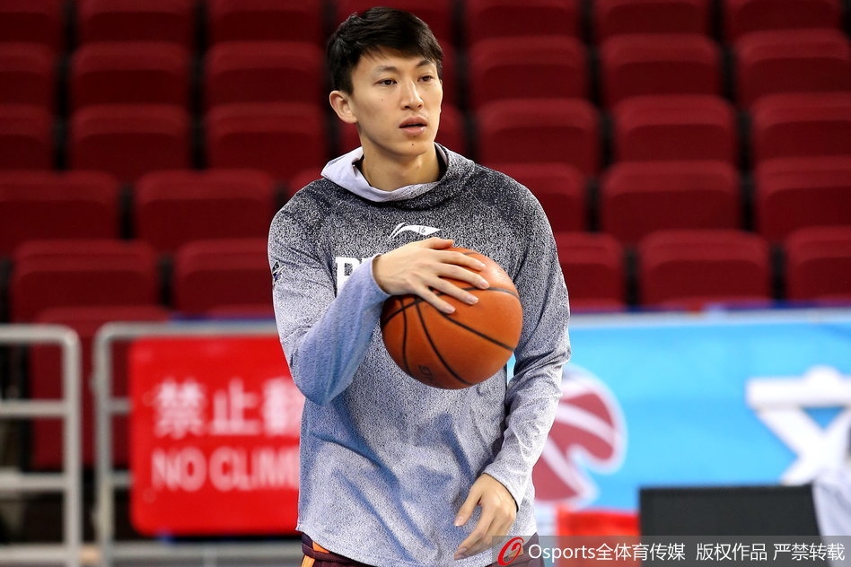 训练间隙，北京男篮的教练组正在给队员们布置战术，助理教练手持战术板比划着，包括翟晓川在内的球员们围成一圈，认真聆听。