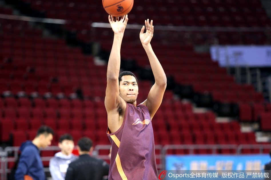 全景镜头下的北京男篮训练场，球员们正在进行分组对抗，场面井然有序，每个人都在为即将到来的硬仗做最后冲刺。