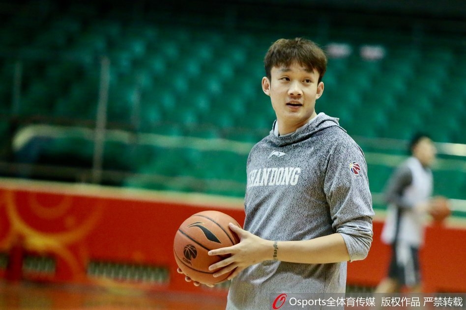 丁彦雨航在运球训练时，表情瞬间失去管理，嘴巴微张眼神发直，宛如一个在篮球场上走神的“大男孩”。