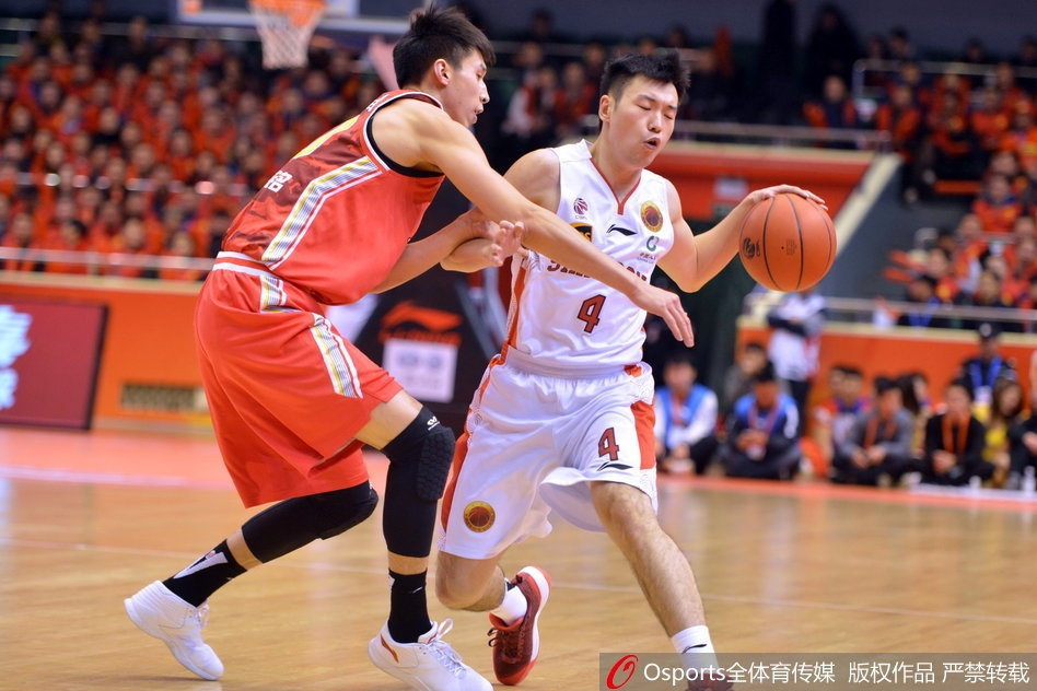 莫泰尤纳斯在八一队内线群中高高跃起，以一敌三强势摘下进攻篮板，眼神中透露着不可动摇的决心。