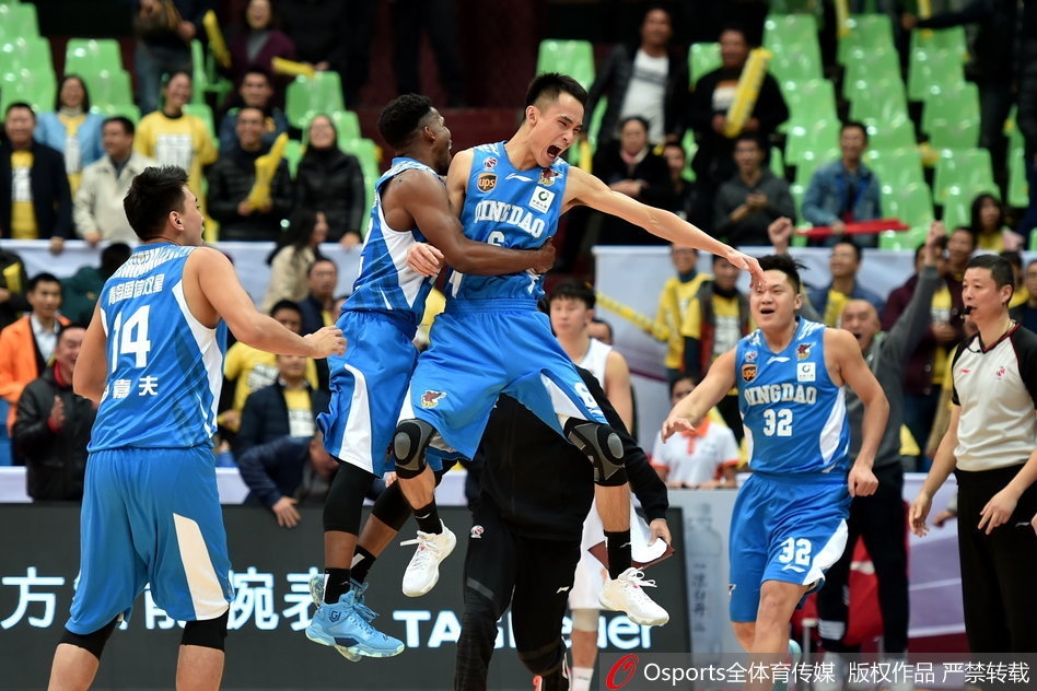 广州外援克里斯顿抛投准绝杀瞬间，皮球越过防守指尖，全场目光凝固于那道完美的弧线