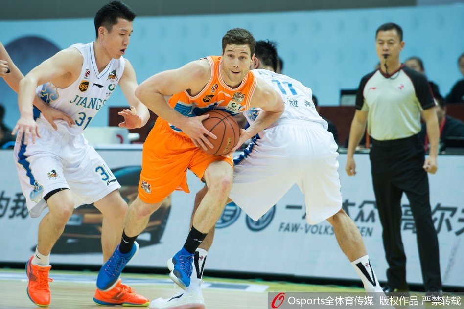 弗雷戴特出手三分瞬间，皮球脱手而出，眼神中带着一丝疲惫与不甘，今晚他的孤单英雄戏码再度上演。