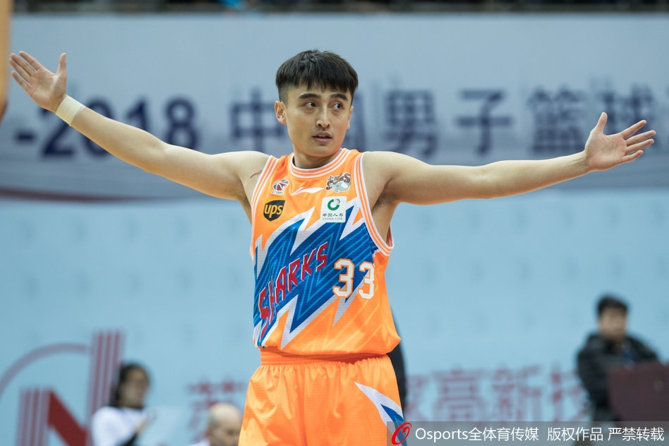 史鸿飞命中关键三分后握拳怒吼，队友纷纷冲上前来，庆祝这记价值千金的远投。