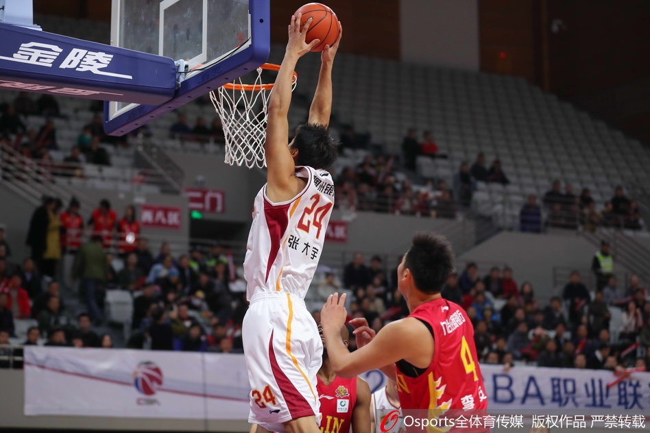 张大宇面对吉林队员的贴身防守，毫不犹豫地高高跃起，用一记势大力沉的单手劈扣宣告着内线的主权。