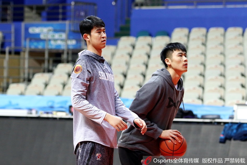 在山东男篮的备战训练中,老将张庆鹏与外援劳森眼神交汇,两人击掌相庆,默契十足,仿佛在无声地交流着球场上的战术心得。