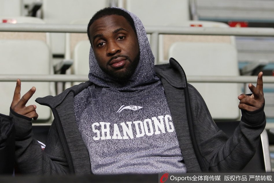 全队进行战术合练,球员们围绕教练围成一圈,劳森认真倾听,张庆鹏若有所思,这支豪华之师的每一个细节都在为即将到来的恶战做准备。