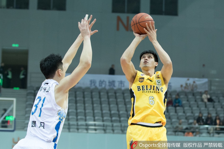 江苏队国内球员史鸿飞三分出手，篮球离开指尖的瞬间，他的眼神紧紧锁定篮筐，场边的球迷已准备起身欢呼。