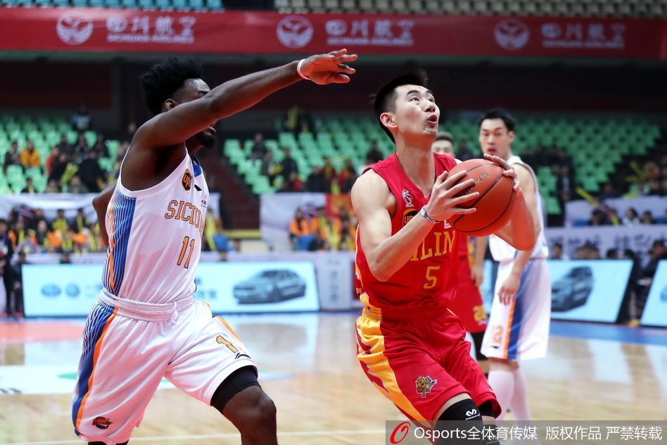 吉林队韦弗面对防守球员，干拔跳投三分，篮球划过一道完美的弧线直坠网窝，瞬间浇灭了四川队反扑的气焰。