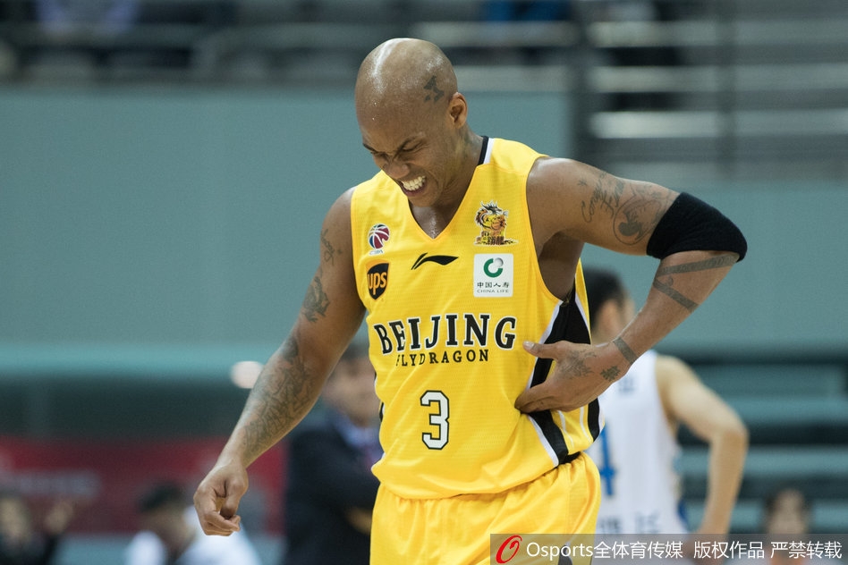 “小科比”布鲁克斯在防守球员的紧逼下，依然自信出手，篮球在空中划出一道完美的弧线。