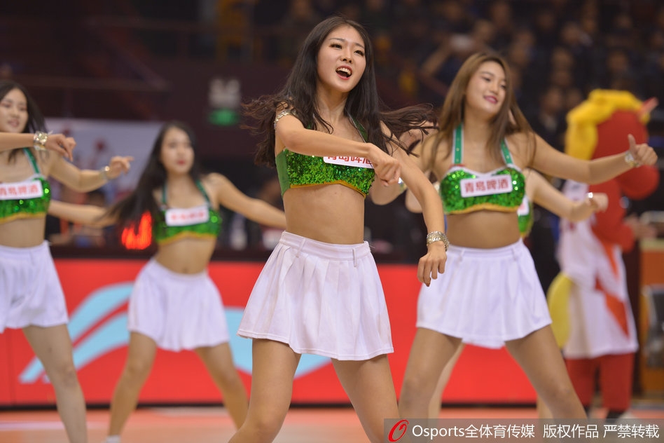 镜头拉近,这位姑娘的额头虽已渗出细密的汗珠,但嘴角上扬的弧度依然完美。在激烈的赛场边,她们以最美的姿态诠释着另一种敬业与执着。