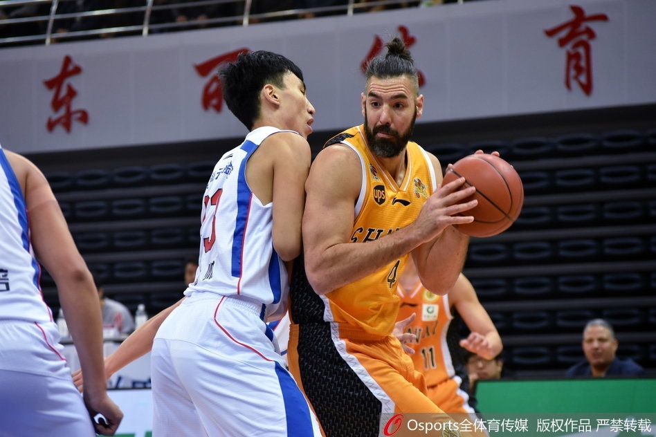 斯科拉在天津队内线群中高高跃起，以一记标志性的勾手投篮稳稳命中，眼神中透着