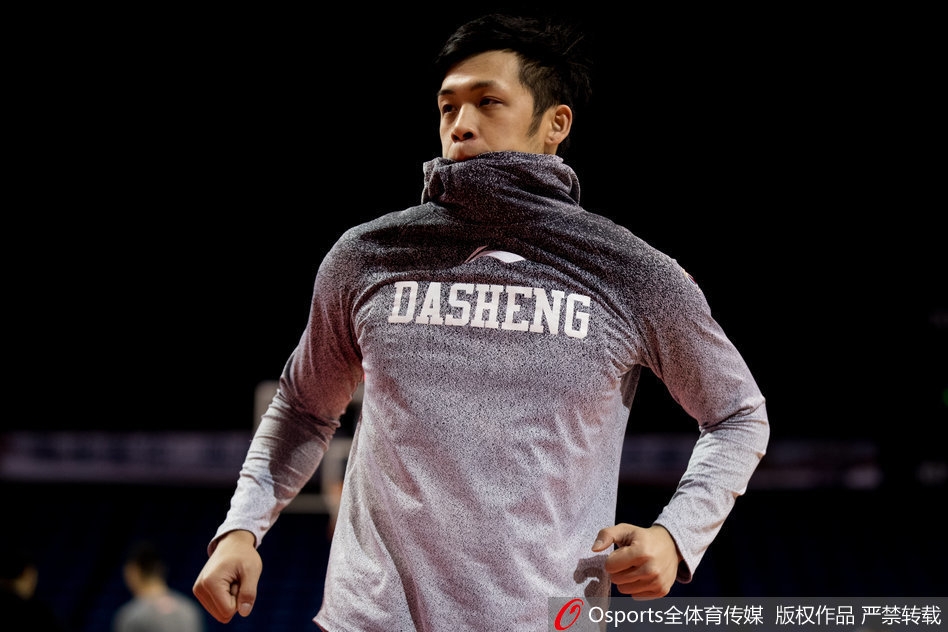 同曦众将挥汗如雨，在教练组紧盯下打磨每一个攻防细节，眼神中充满对胜利的渴望。