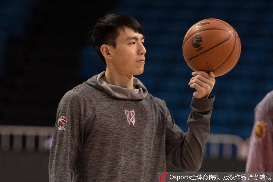 滨江体育馆的地板被灯光照得锃亮,吴前在队友的注视下,高高跃起完成一次精准的跳投,篮球划出一道完美的弧线。