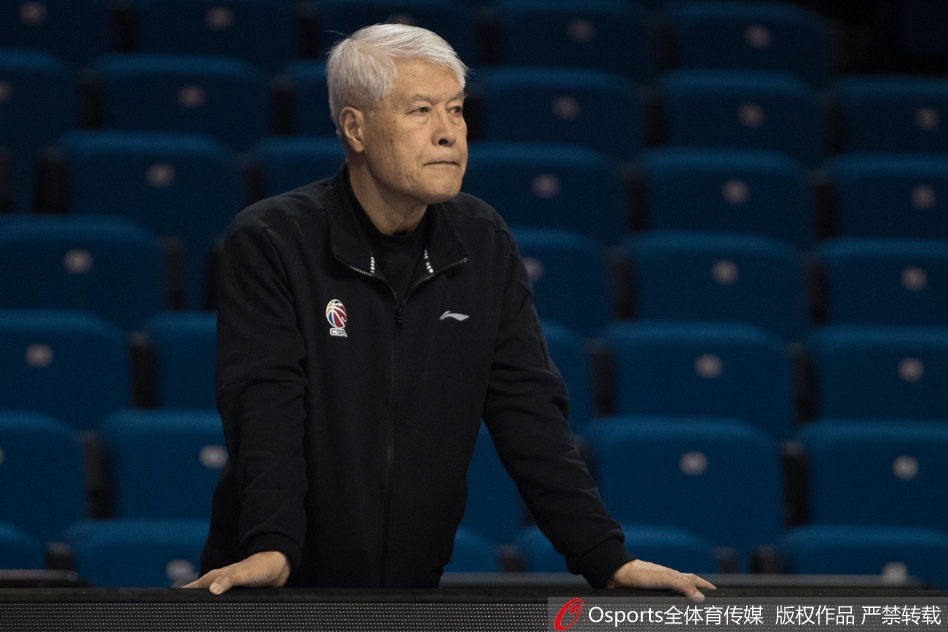 张大宇在篮下卡位要球,他那强壮的身躯在对抗中占据优势,即便只是训练,他脸上的表情也如同总决赛般专注。