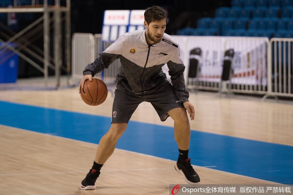 训练结束,全体队员聚拢在中圈,肩搭着肩,在主教练刘维伟的带领下高喊加油,团队凝聚力在这一刻体现得淋漓尽致。