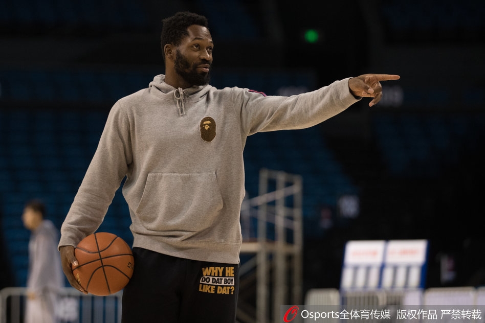 冯欣掌控着全队的进攻节奏，他犀利的突破分球撕开了模拟防守的缺口，队友接球后稳稳命中远投。