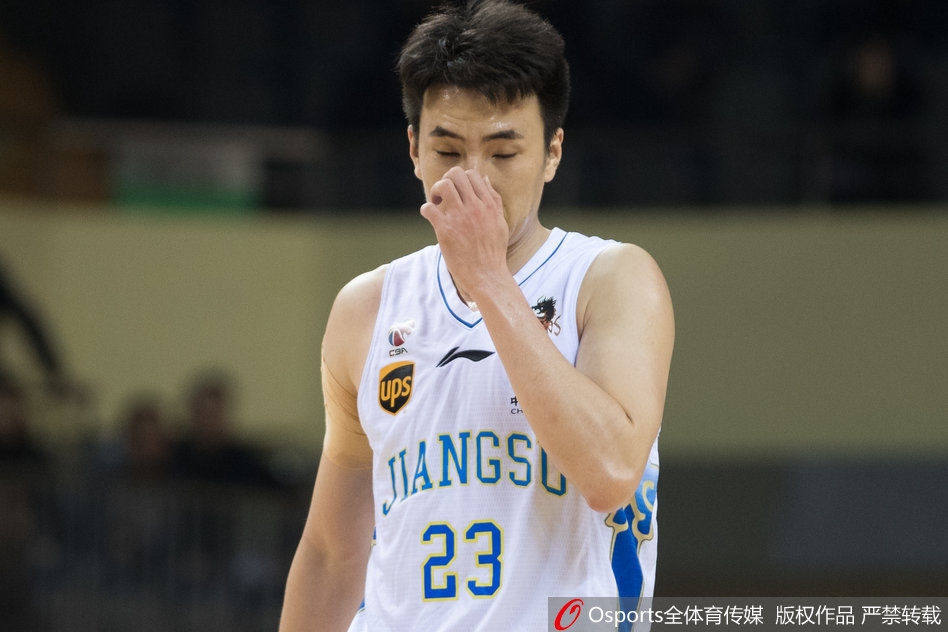 侯逸凡最后一刻的三分出手，全场目光聚焦于篮球的轨迹，可惜运气最终未能站在主队一边。