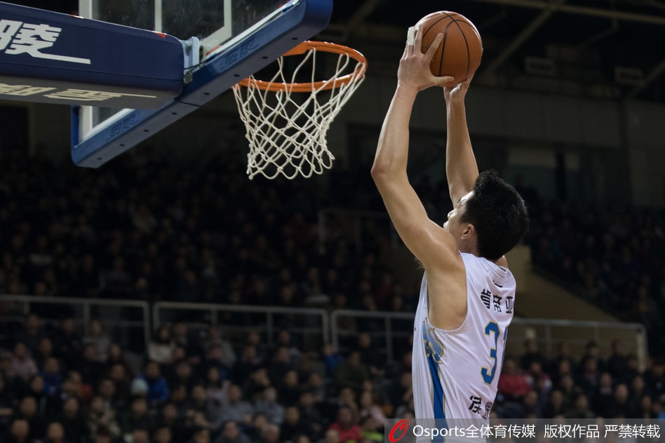 马尚·布鲁克斯在深圳队多人包夹下强行突破，眼神中透露出对胜利的极度渴望。