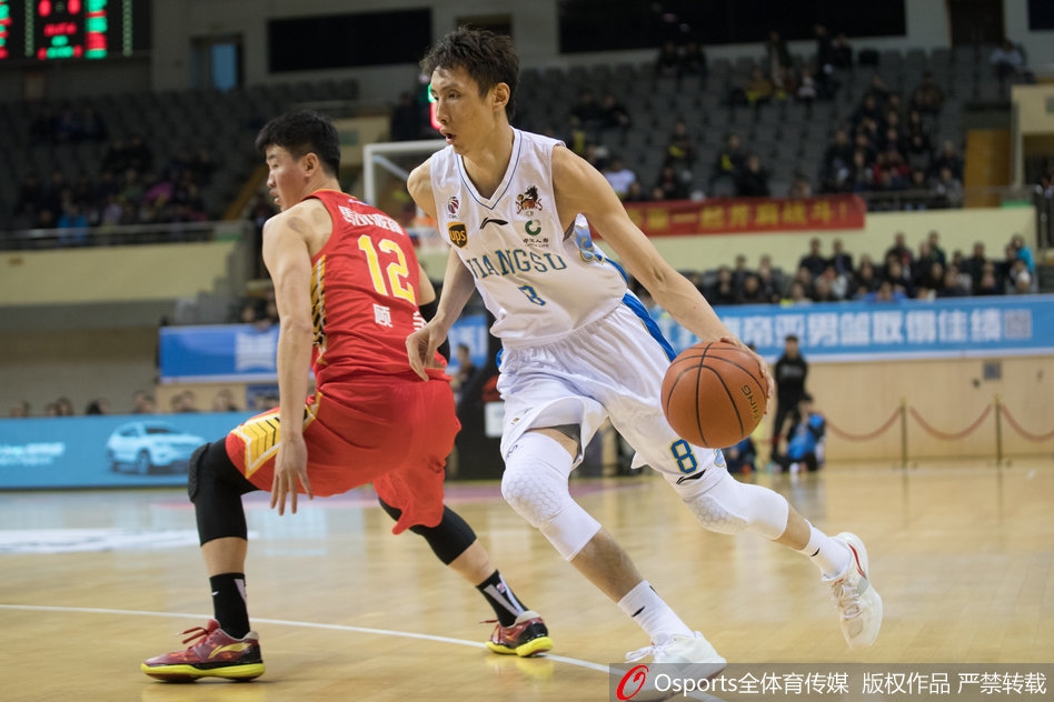 深圳队外援萨林杰内线强攻拉杜利察，肌肉碰撞的激烈程度仿佛能让球迷隔着屏幕感受到现场的火热气氛。