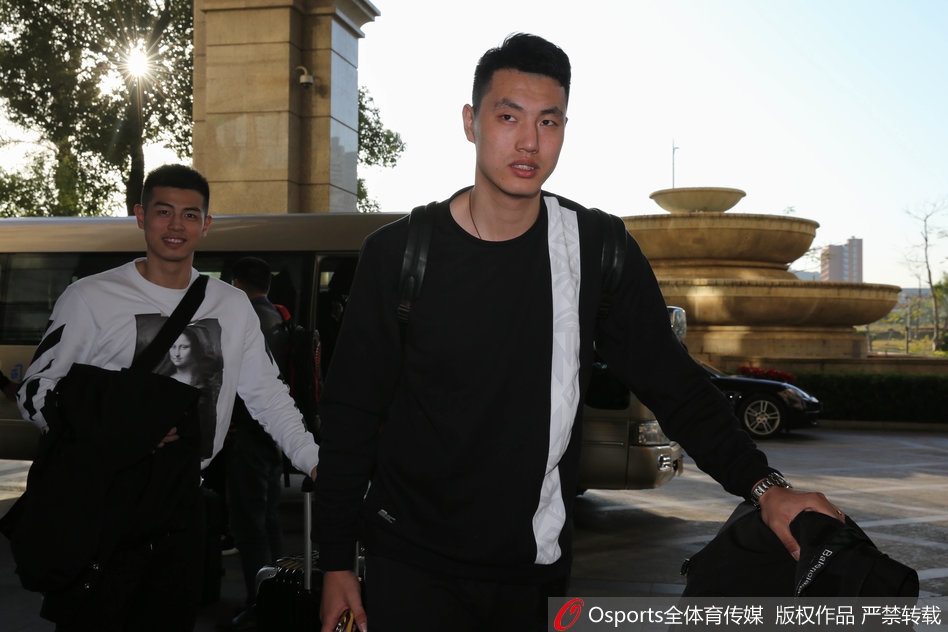 辽宁队中锋韩德君身着便装办理入住，胖乎乎的脸上带着憨厚的微笑，庞大的身躯在酒店大堂里格外引人注目