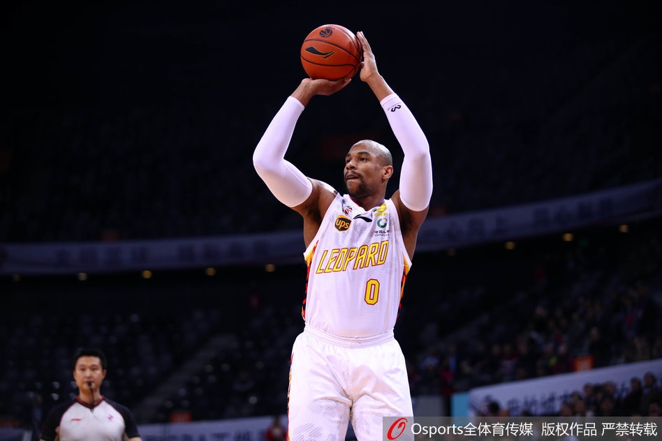 深圳新援莱斯控球观察队友跑位，准备发动快攻，展现出优秀的组织视野