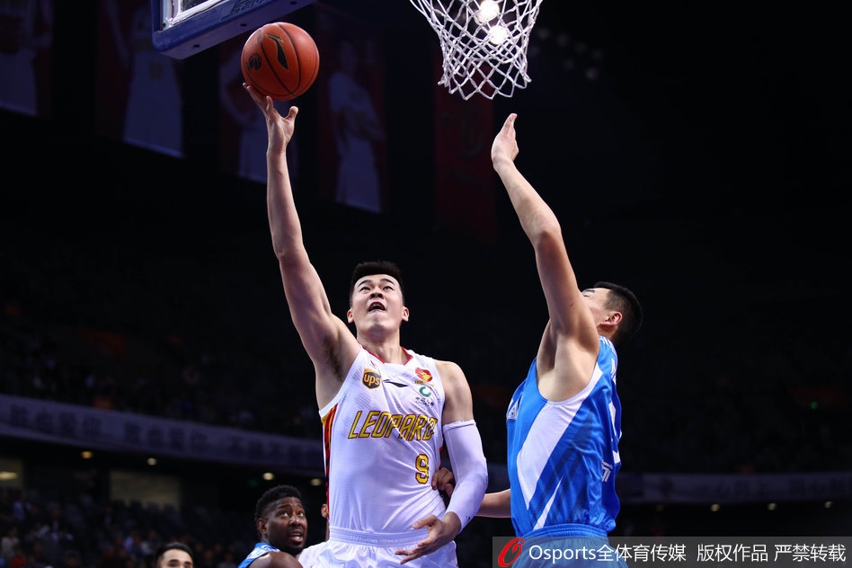 顾全、萨林杰等深圳队友在暂停期间激情击掌，替补席气氛热烈，信心十足