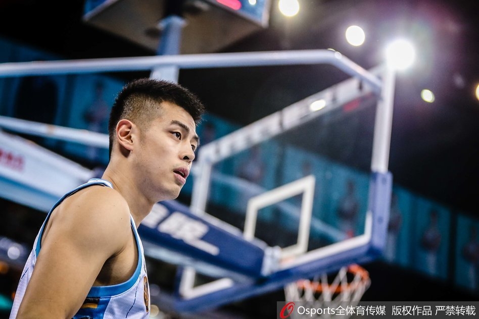 小外援杰克逊面对防守从容组织，他用手术刀般的传球撕开吉林防线，本场他砍下三双数据，用全能表现盘活了整支球队。