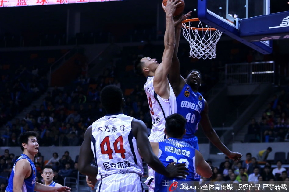 易建联在青岛队吉布森的严密防守下,依然神情坚毅地持球背身单打,肌肉线条在对抗中紧绷,仿佛一头蓄势待发的华南虎。