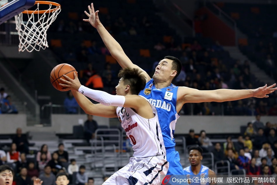 篮下的易建联如同泰山压顶,面对防守球员的长臂,他利用绝对的身高优势和柔和的手感,强行将球放入篮筐,展现了CBA顶级内线的统治力。