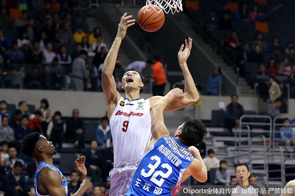 广东队外援莫里斯在青岛队员的围堵下依然从容不迫,他高高跃起,用标志性的跳投姿势将球稳稳送出,皮球划出一道优美的弧线直奔篮筐。