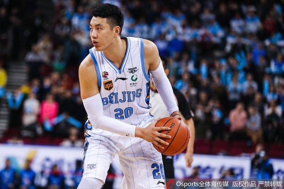 朱彦西在底角标志区域手起刀落，篮球在空中划过完美弧线，这是他本场第八记三分命中瞬间，全场球迷为之沸腾。