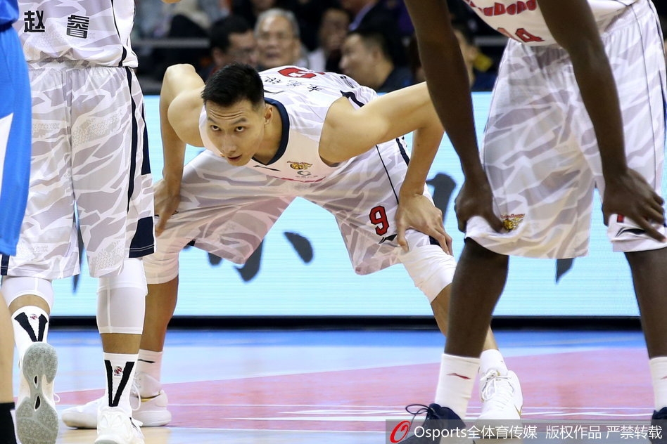 广东队长周鹏犹如一把锋利的尖刀,持球强行突破青岛队的防线,他眼神专注,步伐矫健,在空中对抗中寻找着最佳的出手机会。