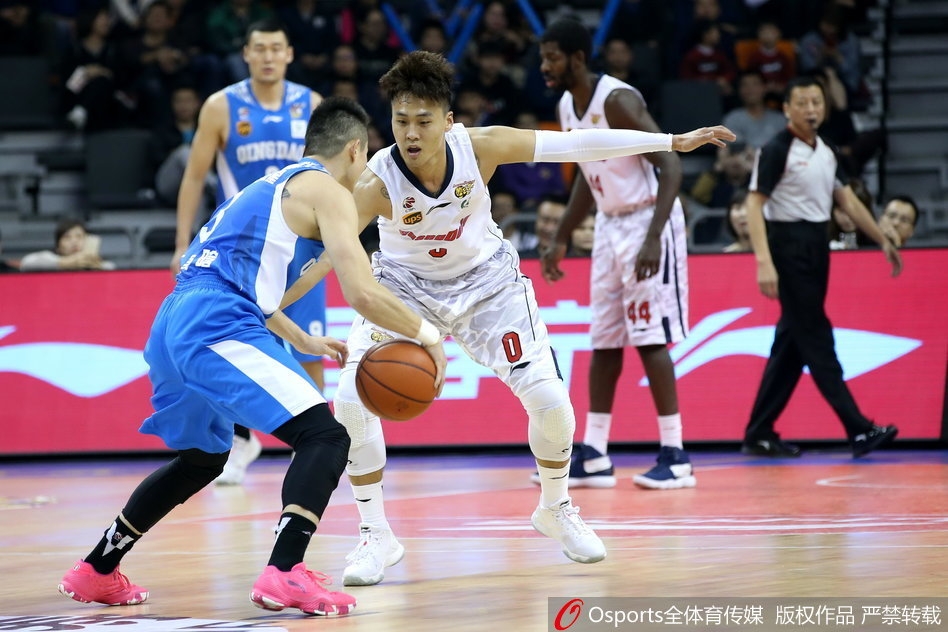 广东队任骏飞在青岛队高大内线的防守下,毫无惧色地跃起抛投,他的动作灵动而迅捷,展现了“二飞”在进攻端的多样性和大心脏。