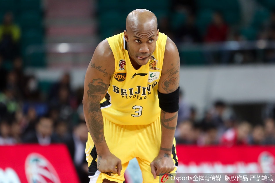 北控队进攻瞬间，马布里犹如鬼魅般摆脱防守，他手中的篮球划出一道优美弧线，直奔网窝而去。