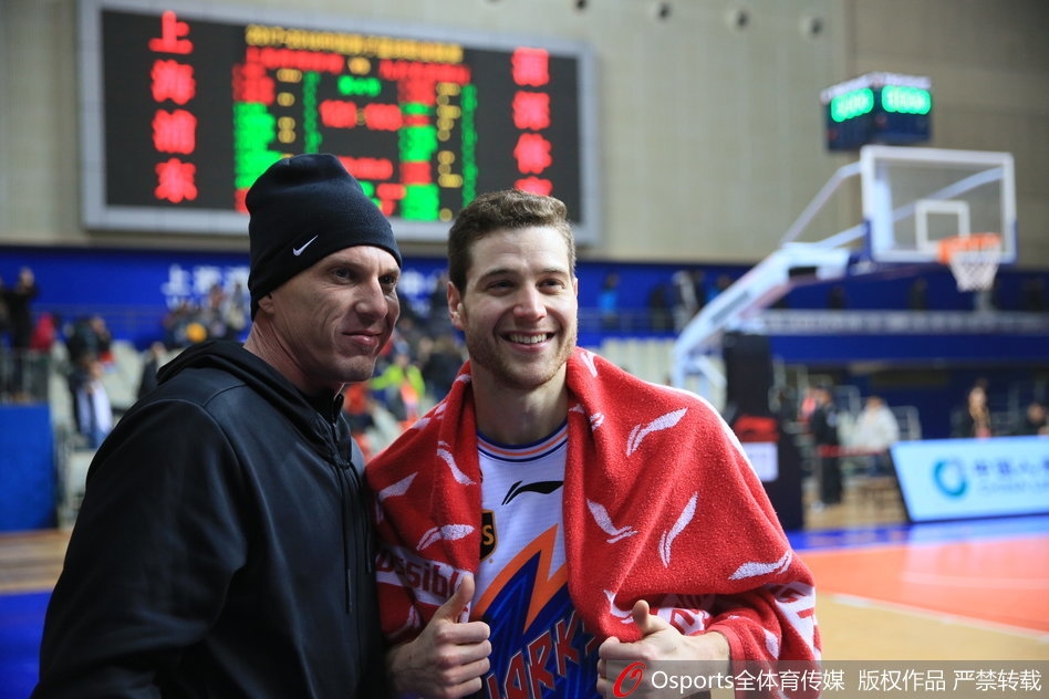 白巧克力威廉姆斯眼神中满是欣赏，在场边注视着弗雷戴特的每一个动作，仿佛看到了另一种篮球技艺的极致。