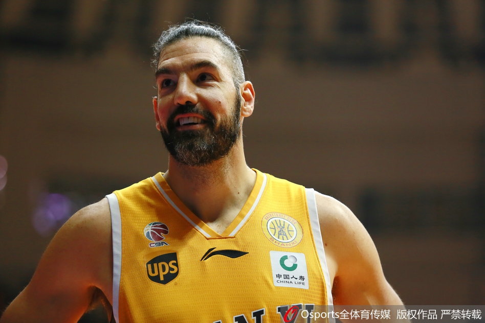 山西外援沃伦面对新疆队长可兰白克的贴身紧逼，眼神坚毅，一个突然的变向试图撕开防线