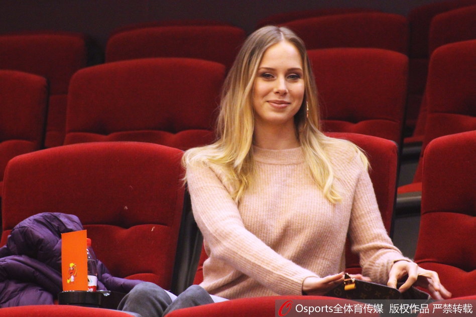 宝莲娜在比赛关键时刻紧张地攥紧了双手,身体微微前倾,仿佛要用自己的意念帮助丈夫在场上命中每一个关键球。